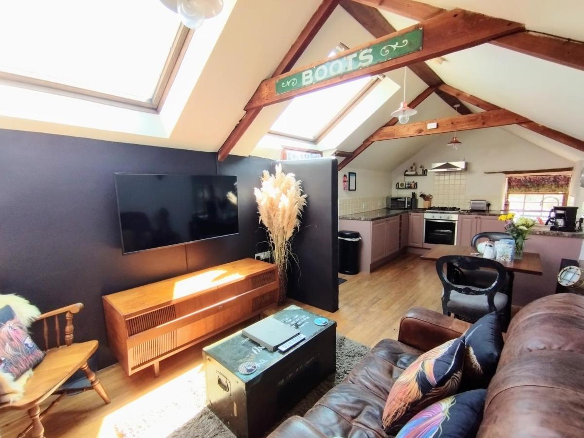 Cosy Barn On Rural Smallholding With Alpacas, Goats & Pigs Stithians エクステリア 写真