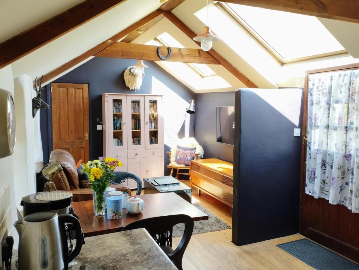 Cosy Barn On Rural Smallholding With Alpacas, Goats & Pigs Stithians エクステリア 写真